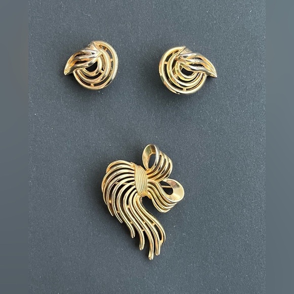 Crown Trifari Brooch and Earrings - Picture 1 of 6